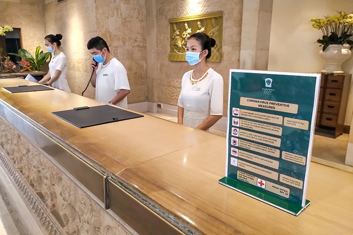 Nhân viên khách sạn thực hiện phòng chống dịch bệnh